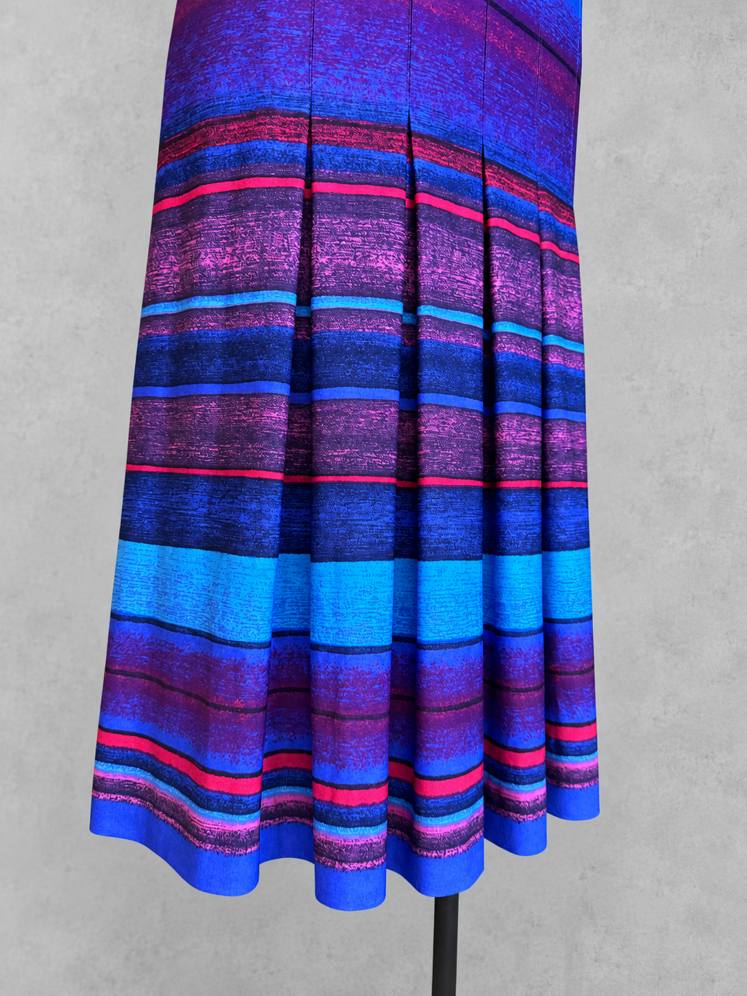 Robe vintage longue bleu électrique, violet et fuchsia à rayures horizontales – col tunisien, manches courtes