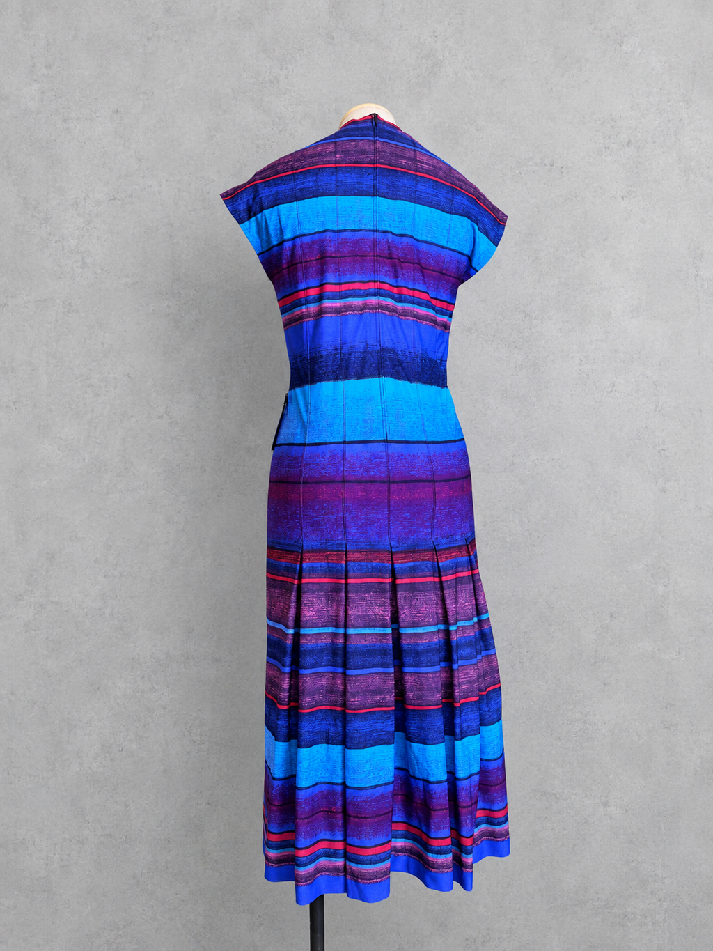 Robe vintage longue bleu électrique, violet et fuchsia à rayures horizontales – col tunisien, manches courtes