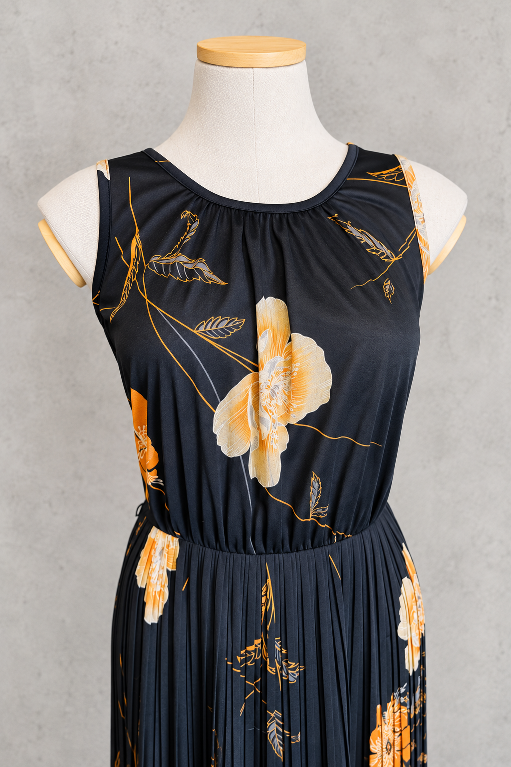Robe vintage mi-longue avec bolero noire à motifs floraux orange et écru – col rond, jupe plissée