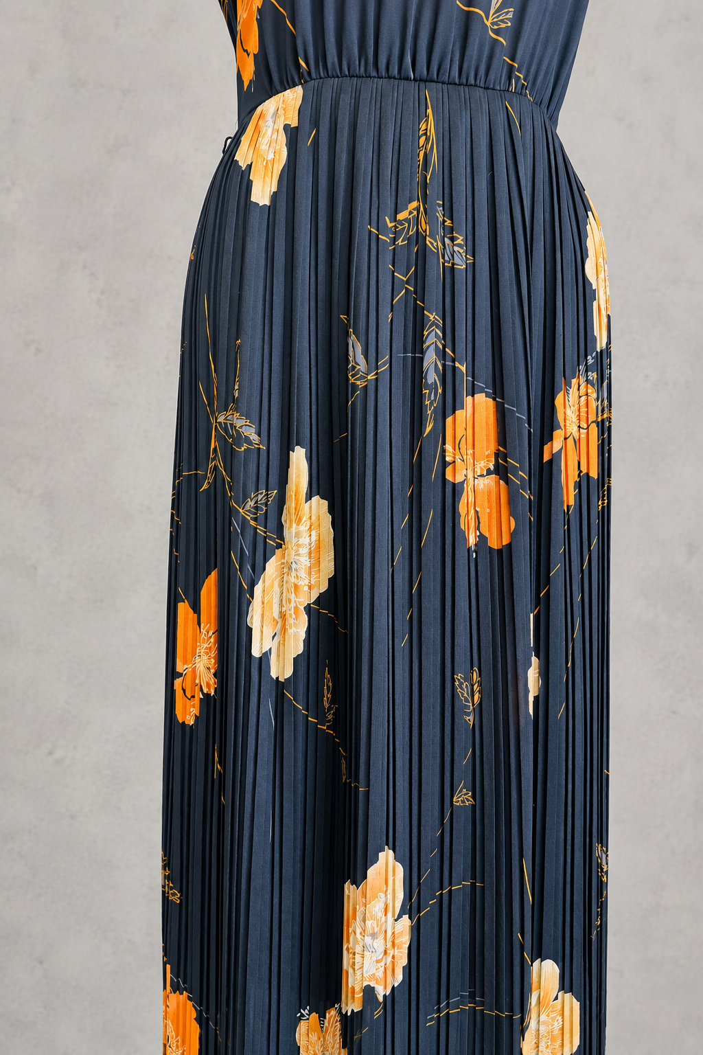 Robe vintage mi-longue avec bolero noire à motifs floraux orange et écru – col rond, jupe plissée