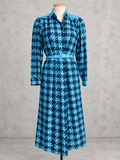 Robe vintage mi-longue tweed imprimé bleu pétrole et bleu ciel – col chemise, ceinturée à la taille