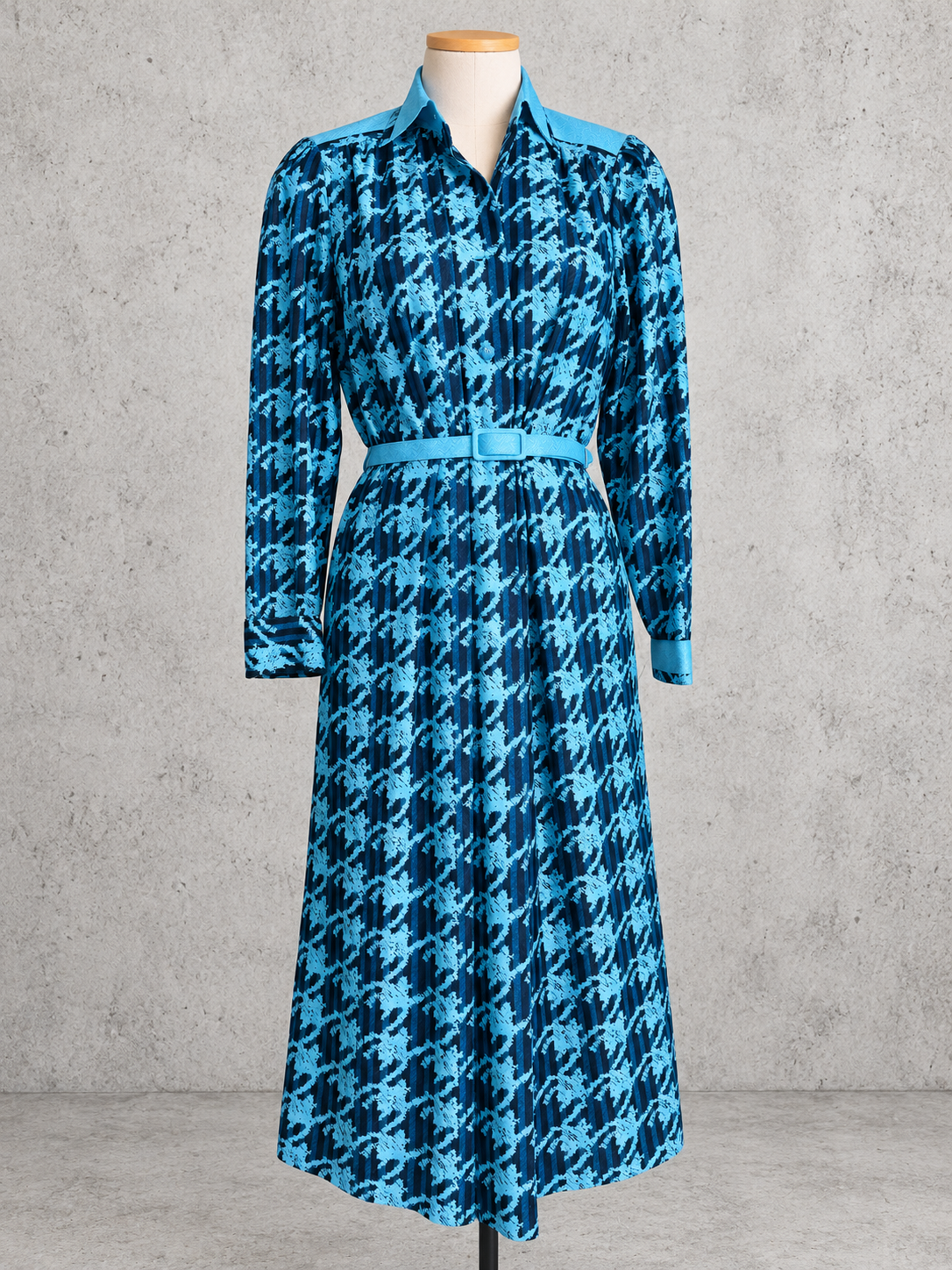 Robe vintage mi-longue tweed imprimé bleu pétrole et bleu ciel – col chemise, ceinturée à la taille