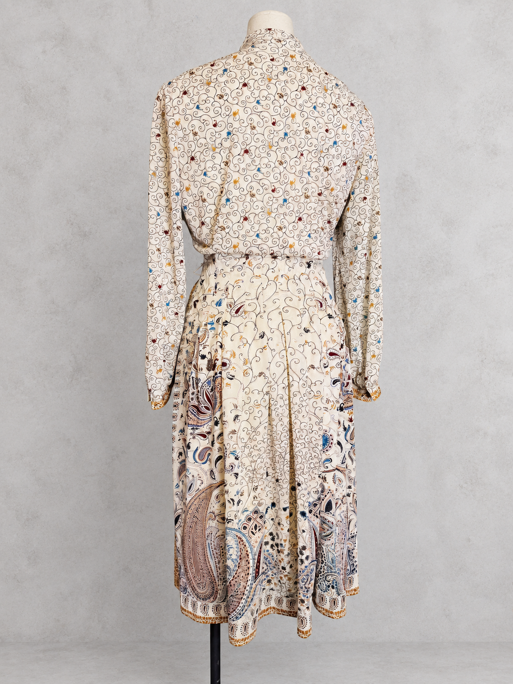 Robe vintage mi-longue écrue à motifs paisley bleu et marron – col lavallière, manches longues