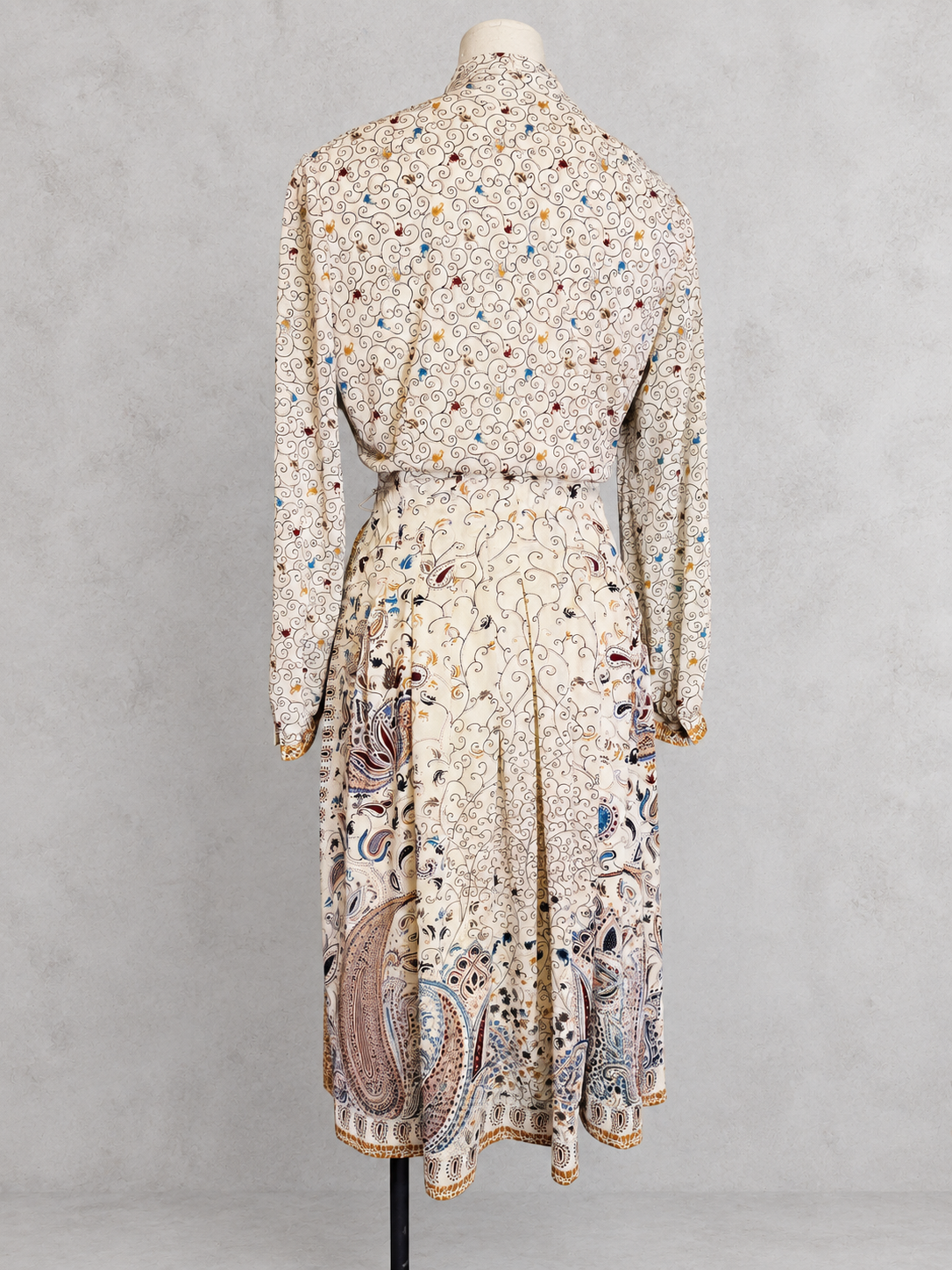 Robe vintage mi-longue écrue à motifs paisley bleu et marron – col lavallière, manches longues