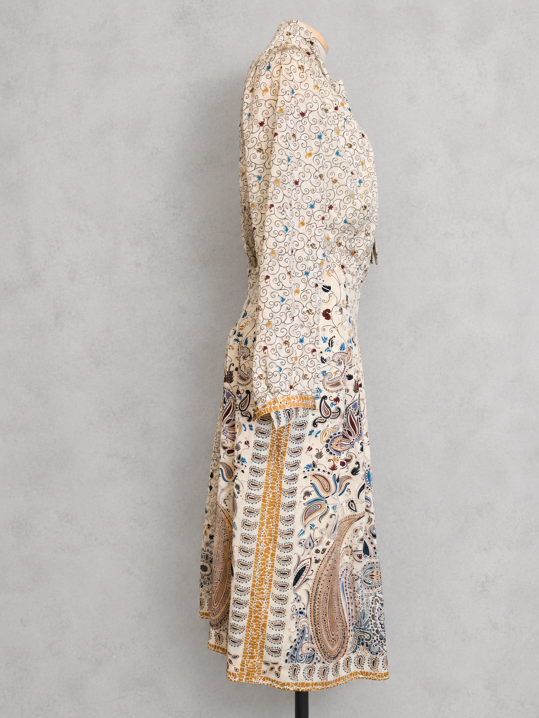 Robe vintage mi-longue écrue à motifs paisley bleu et marron – col lavallière, manches longues