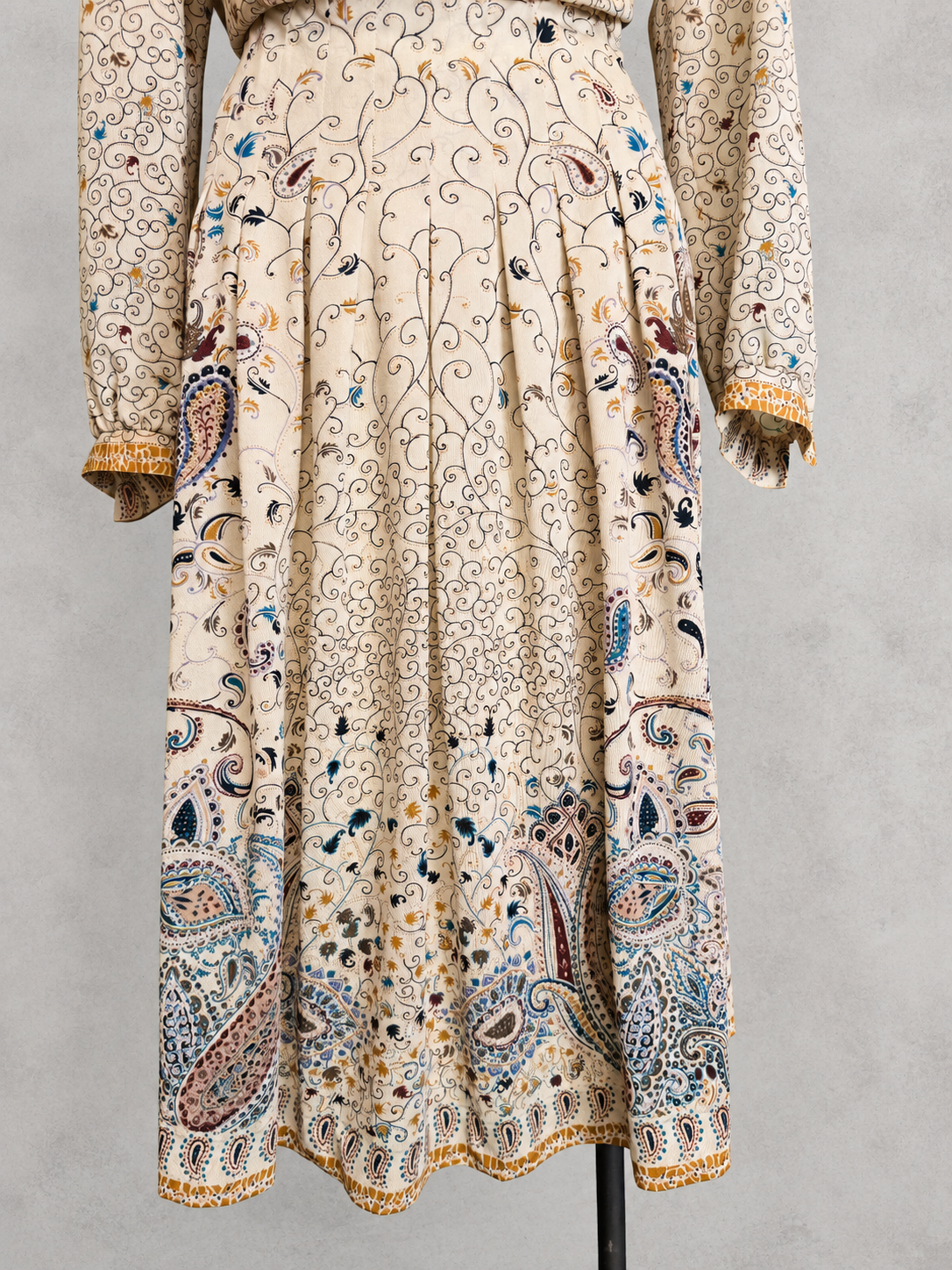 Robe vintage mi-longue écrue à motifs paisley bleu et marron – col lavallière, manches longues