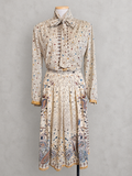 Robe vintage mi-longue écrue à motifs paisley bleu et marron – col lavallière, manches longues