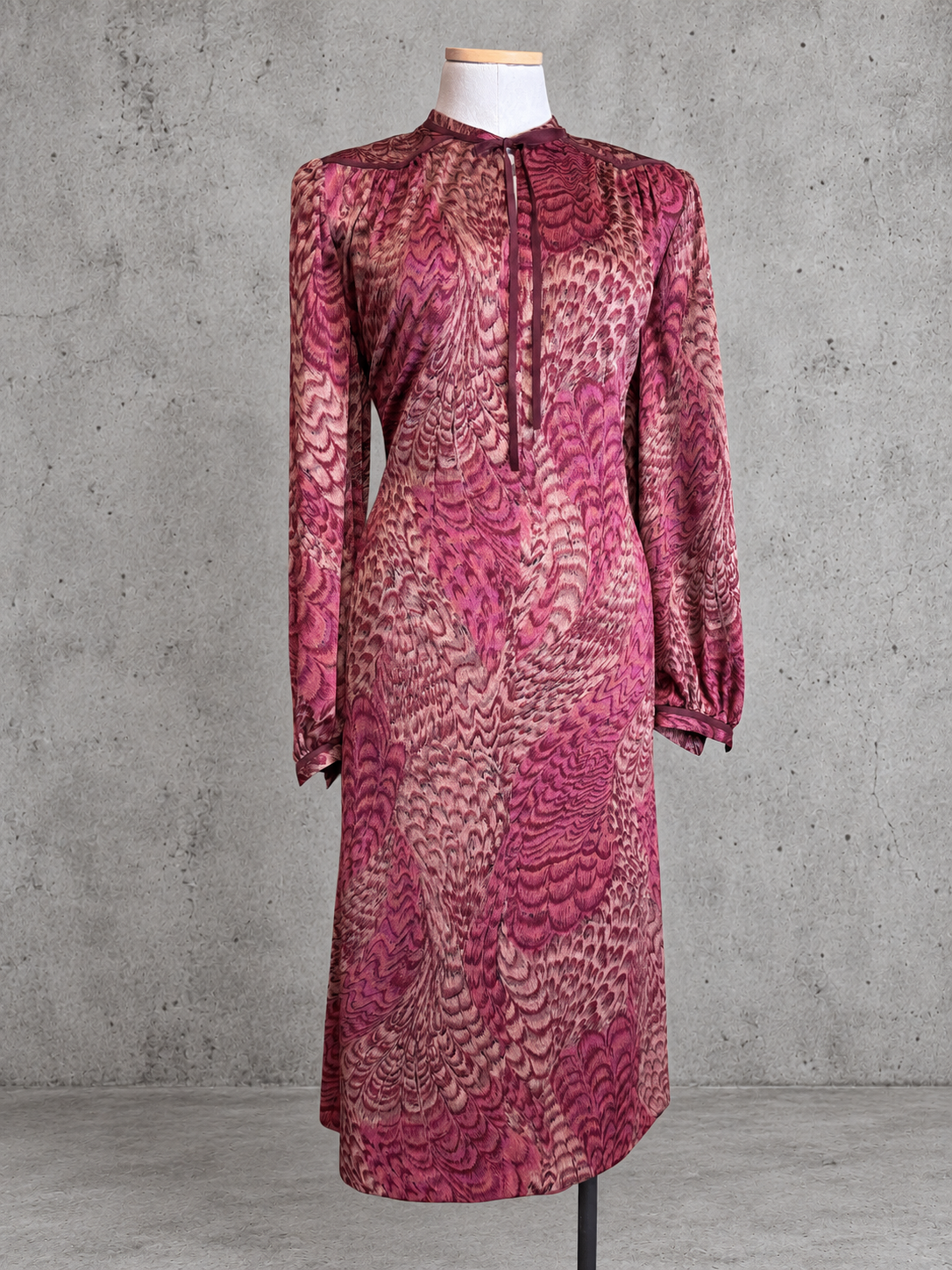 Robe vintage mi-longue fuchsia, prune et rose poudré – col montant fendu, manches longues