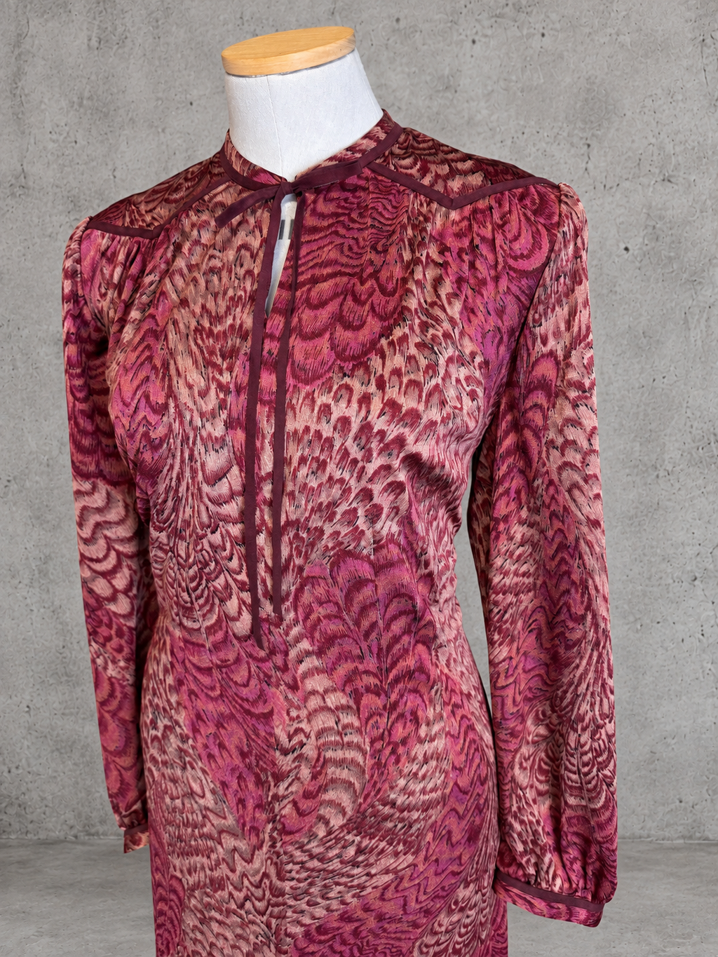 Robe vintage mi-longue fuchsia, prune et rose poudré – col montant fendu, manches longues