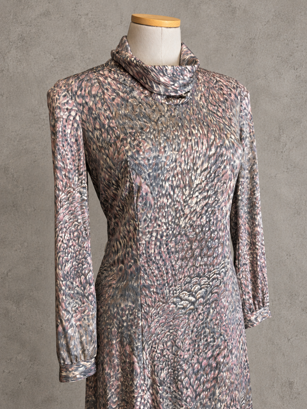 Robe vintage mi-longue gris perle, taupe et rose poudré – col roulé souple, manches longues