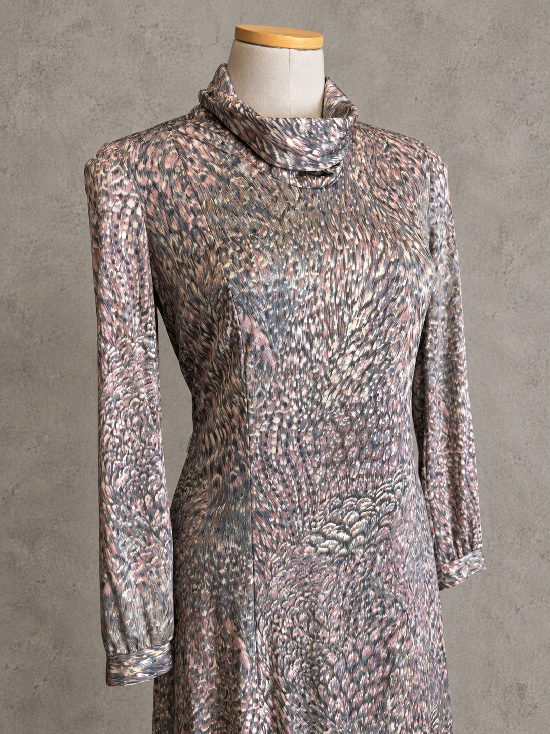 Robe vintage mi-longue gris perle, taupe et rose poudré – col roulé souple, manches longues
