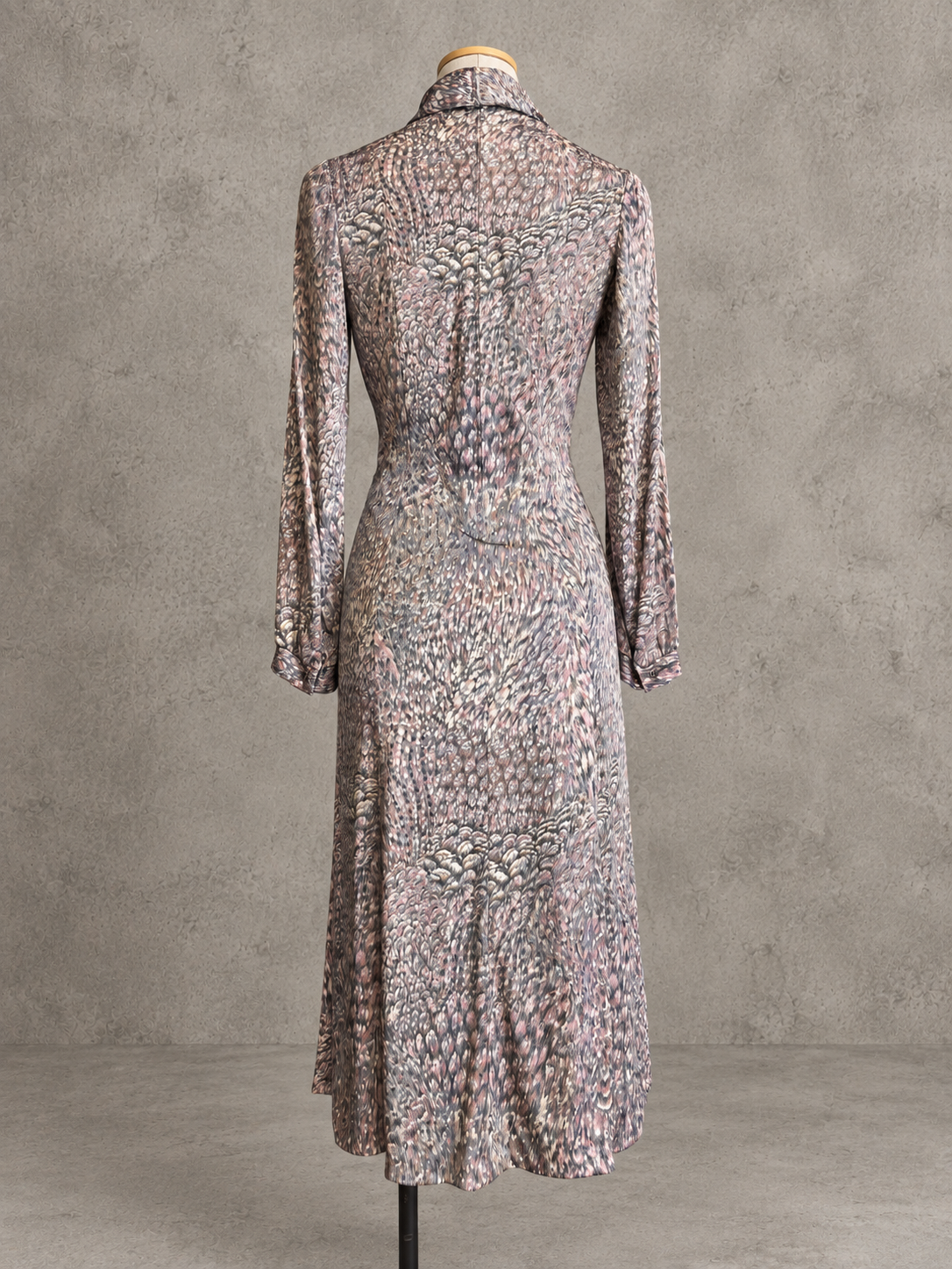 Robe vintage mi-longue gris perle, taupe et rose poudré – col roulé souple, manches longues
