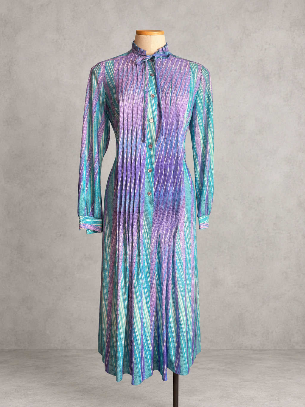 Robe vintage mi-longue lavande, bleu ciel et turquoise à rayures diagonales – col lavallière, ceinturée à la taille