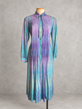 Robe vintage mi-longue lavande, bleu ciel et turquoise à rayures diagonales – col lavallière, ceinturée à la taille