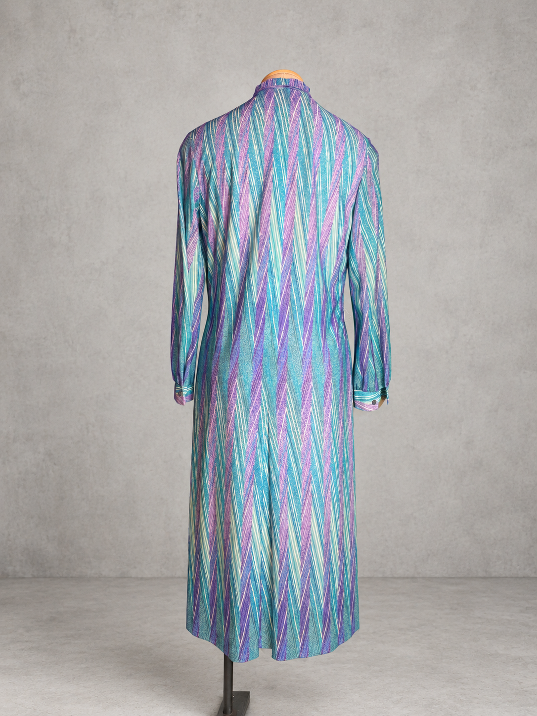 Robe vintage mi-longue lavande, bleu ciel et turquoise à rayures diagonales – col lavallière, ceinturée à la taille