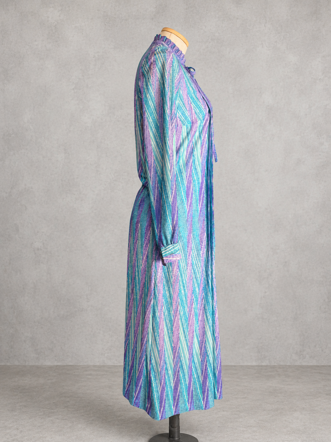 Robe vintage mi-longue lavande, bleu ciel et turquoise à rayures diagonales – col lavallière, ceinturée à la taille
