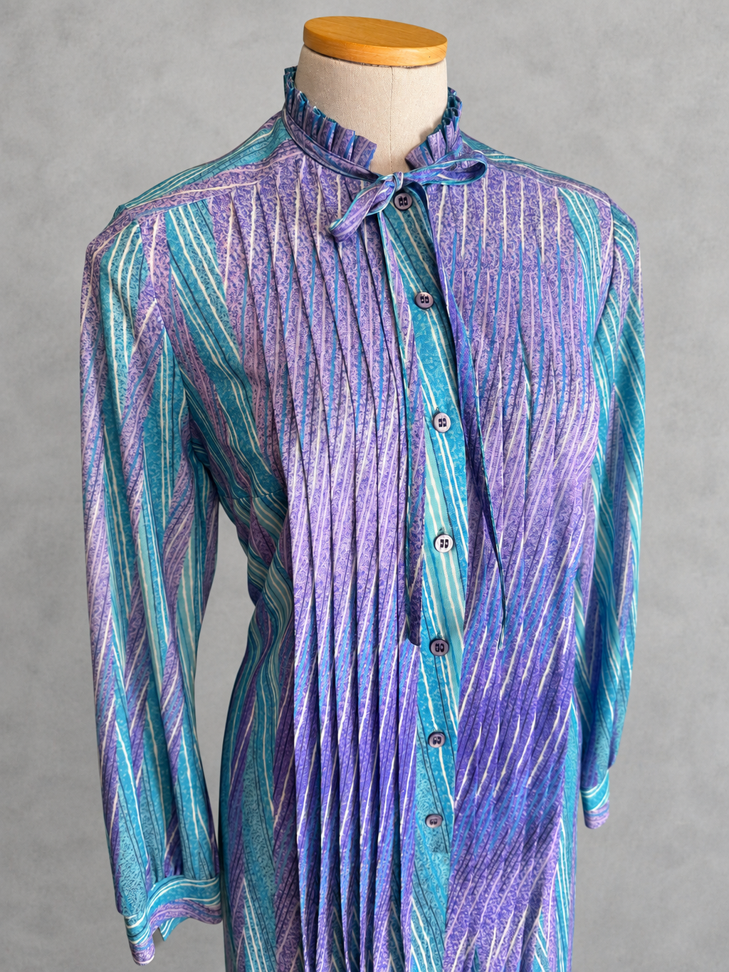 Robe vintage mi-longue lavande, bleu ciel et turquoise à rayures diagonales – col lavallière, ceinturée à la taille