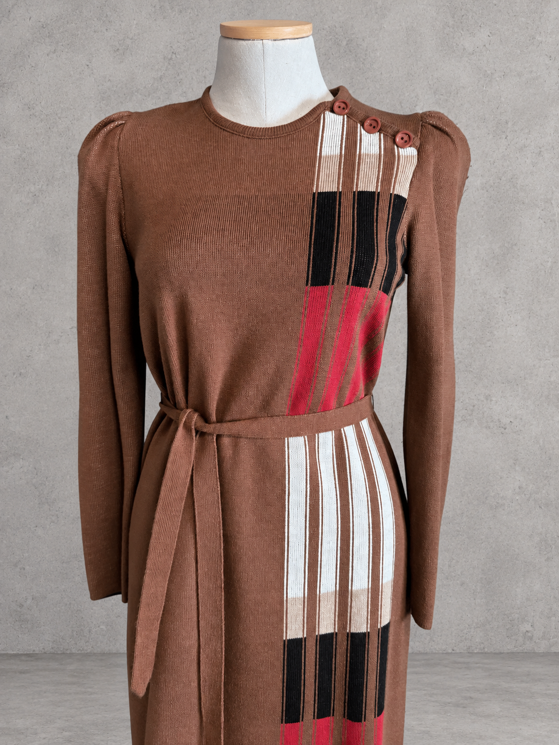 Robe vintage en maille mi-longue marron chocolat à bandes rouge, noir et écru – col rond, manches longues, ceinturée