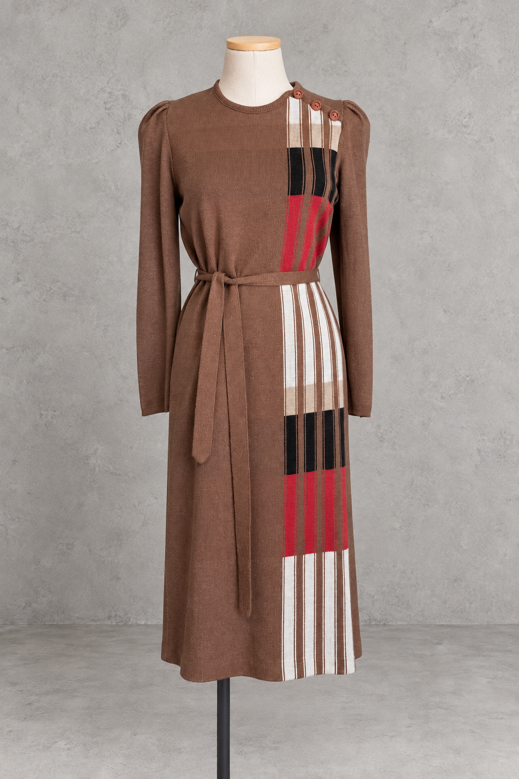 Robe vintage en maille mi-longue marron chocolat à bandes rouge, noir et écru – col rond, manches longues, ceinturée