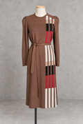 Robe vintage en maille mi-longue marron chocolat à bandes rouge, noir et écru – col rond, manches longues, ceinturée