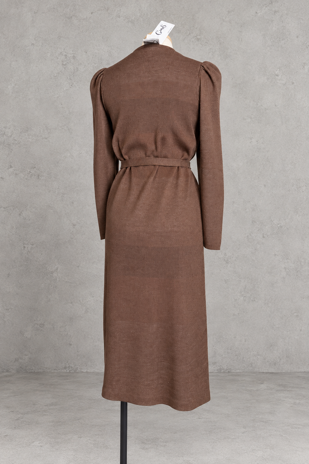 Robe vintage en maille mi-longue marron chocolat à bandes rouge, noir et écru – col rond, manches longues, ceinturée