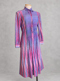 Robe vintage mi-longue rose, mauve et bleu à rayures graphiques – col lavallière volanté, manches longues