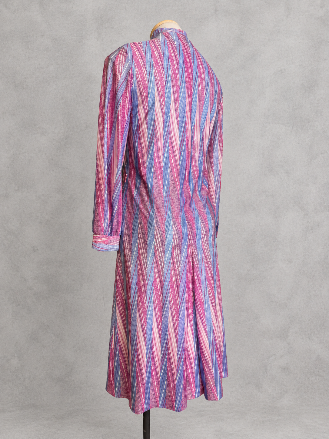 Robe vintage mi-longue rose, mauve et bleu à rayures graphiques – col lavallière volanté, manches longues