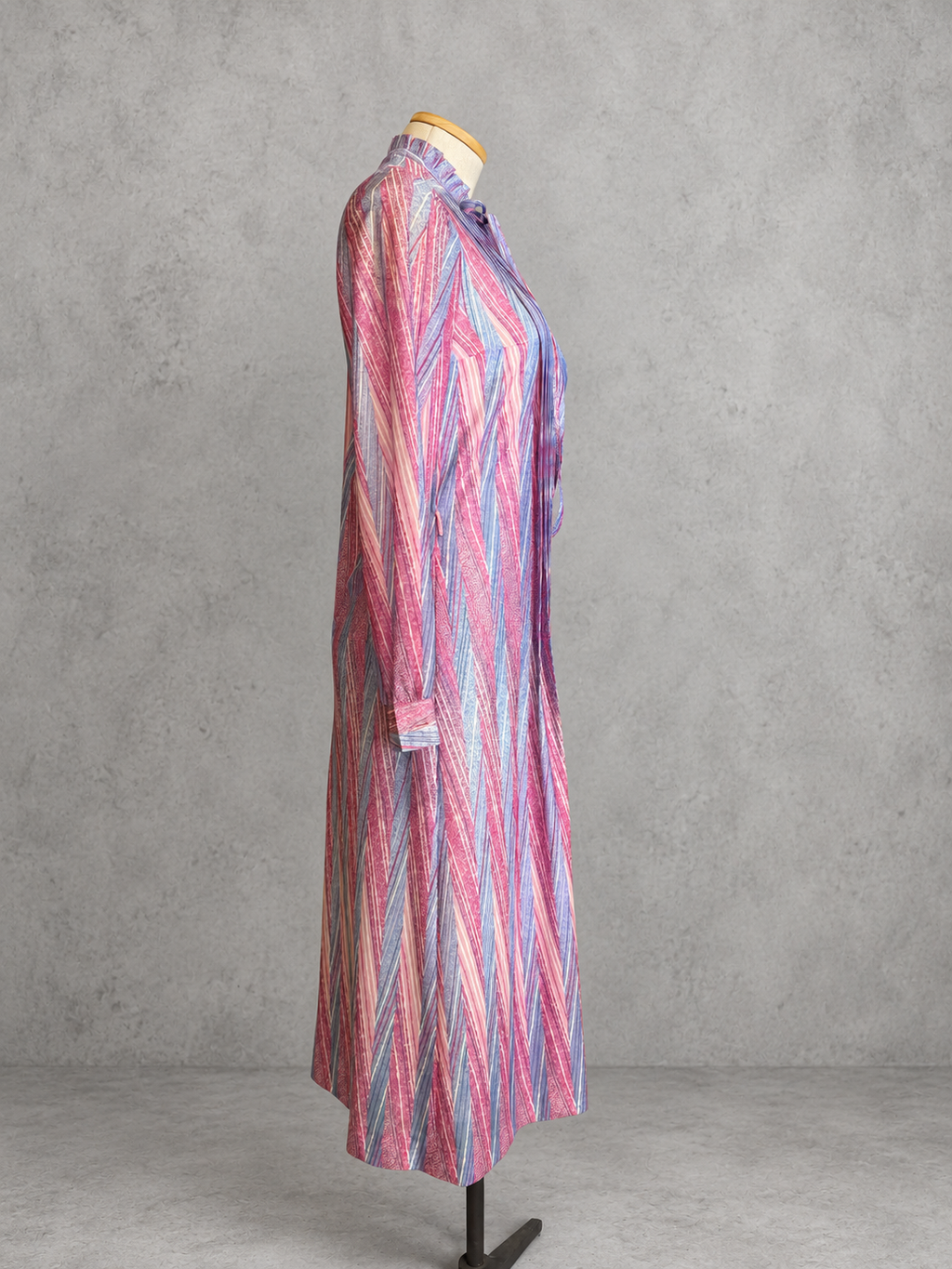 Robe vintage mi-longue rose, mauve et bleu à rayures graphiques – col lavallière volanté, manches longues