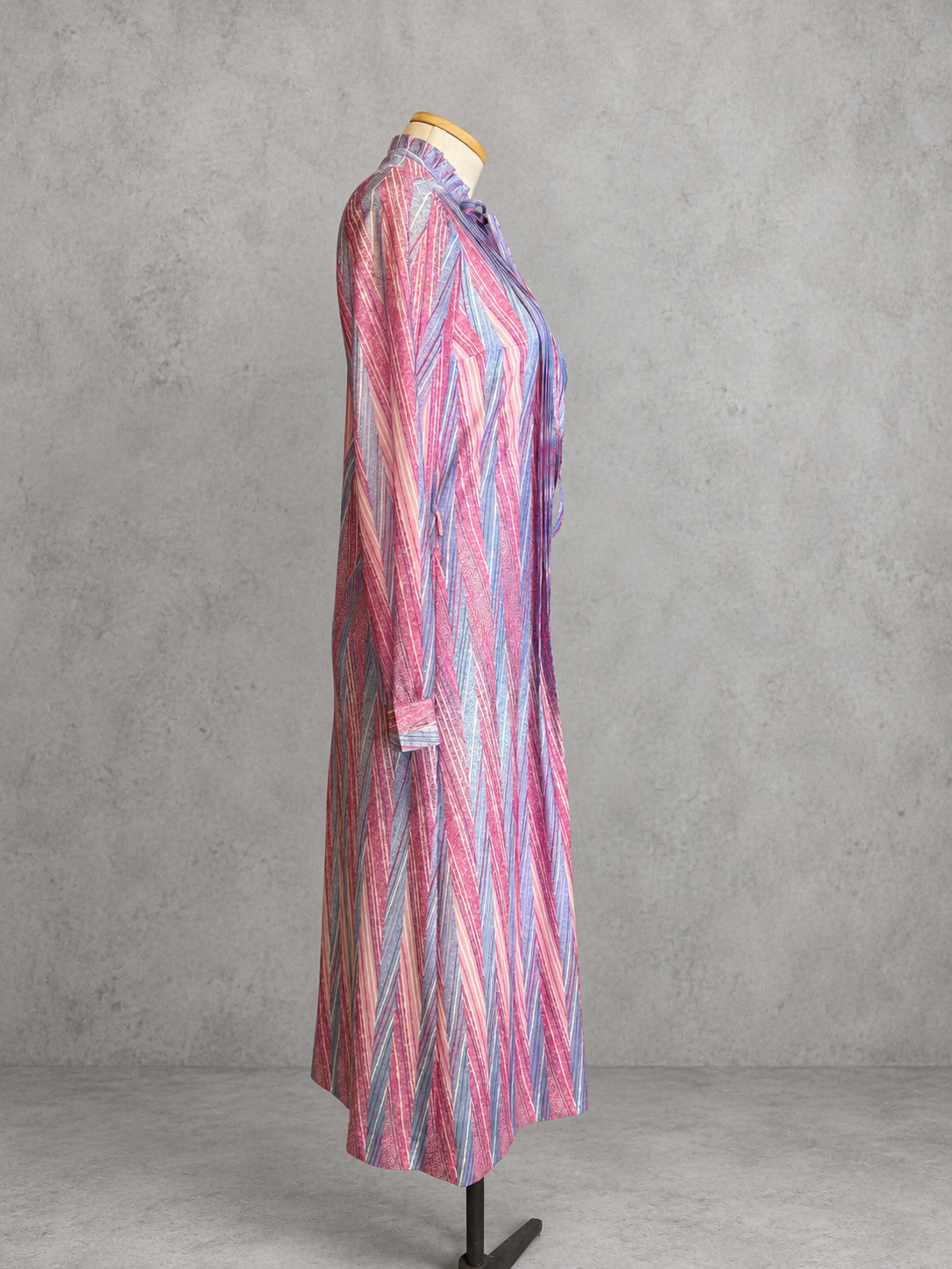 Robe vintage mi-longue rose, mauve et bleu à rayures graphiques – col lavallière volanté, manches longues