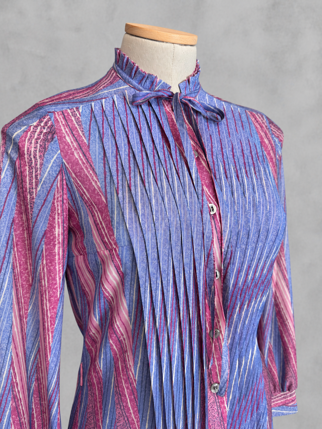 Robe vintage mi-longue rose, mauve et bleu à rayures graphiques – col lavallière volanté, manches longues