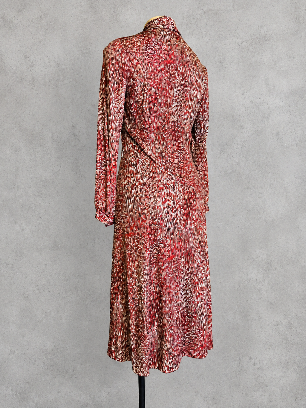 Robe vintage mi-longue rouge, brun et écru à motif abstrait – col roulé drapé, manches longues