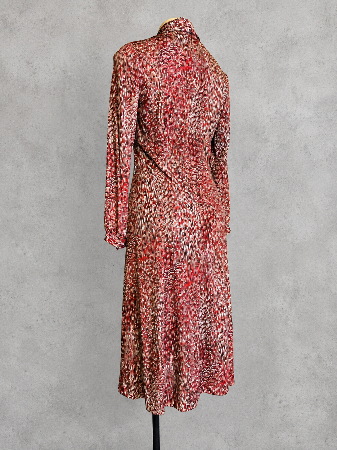 Robe vintage mi-longue rouge, brun et écru à motif abstrait – col roulé drapé, manches longues