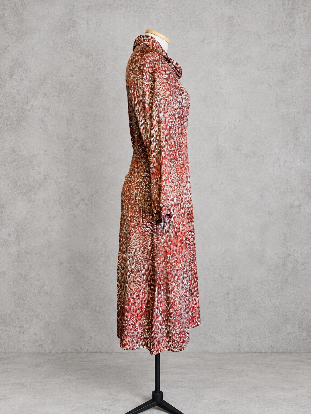 Robe vintage mi-longue rouge, brun et écru à motif abstrait – col roulé drapé, manches longues