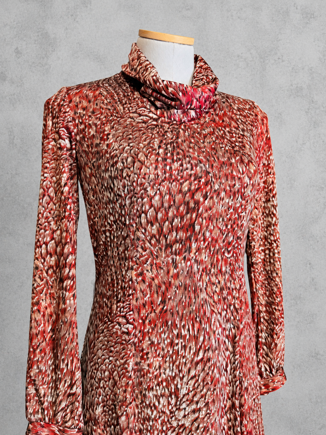 Robe vintage mi-longue rouge, brun et écru à motif abstrait – col roulé drapé, manches longues