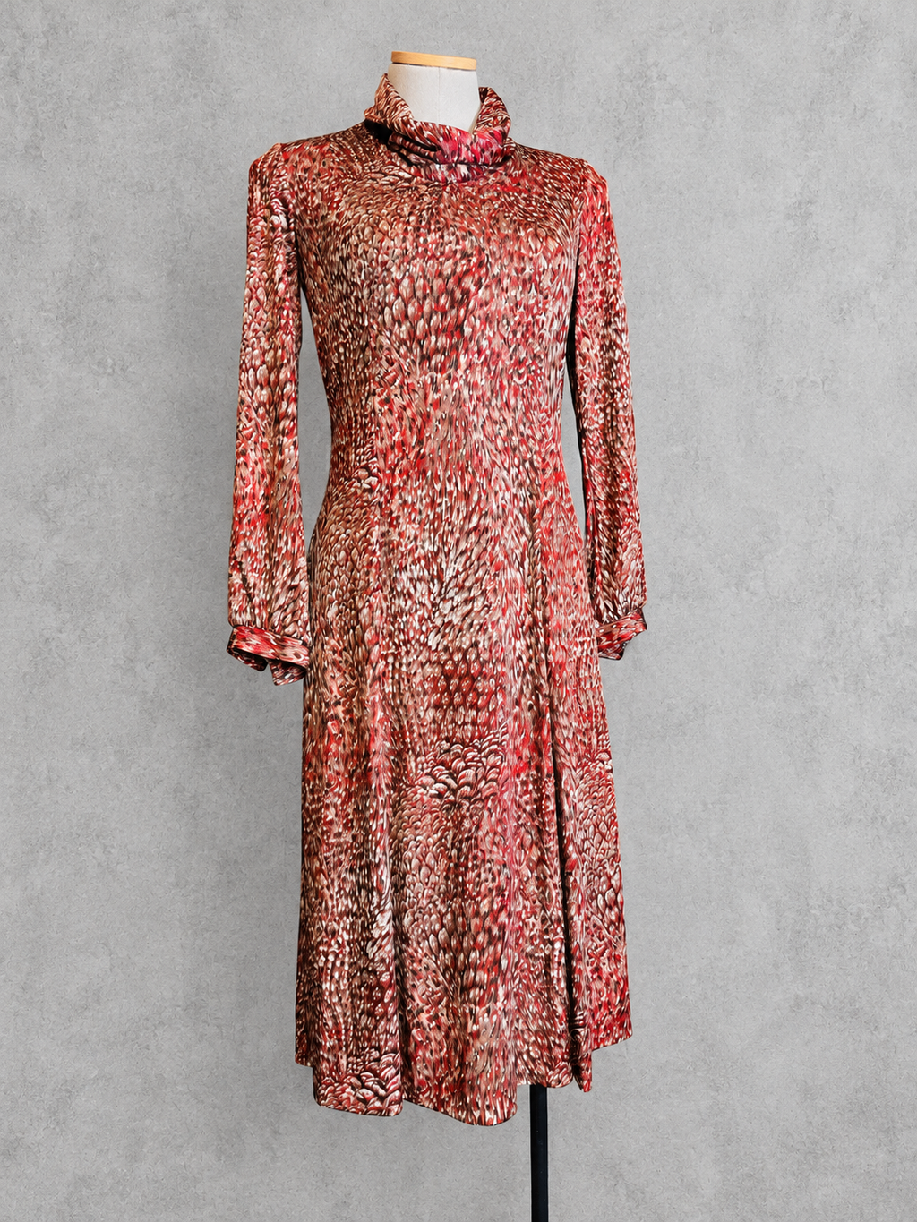 Robe vintage mi-longue rouge, brun et écru à motif abstrait – col roulé drapé, manches longues