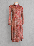 Robe vintage mi-longue rouge, brun et écru à motif abstrait – col roulé drapé, manches longues