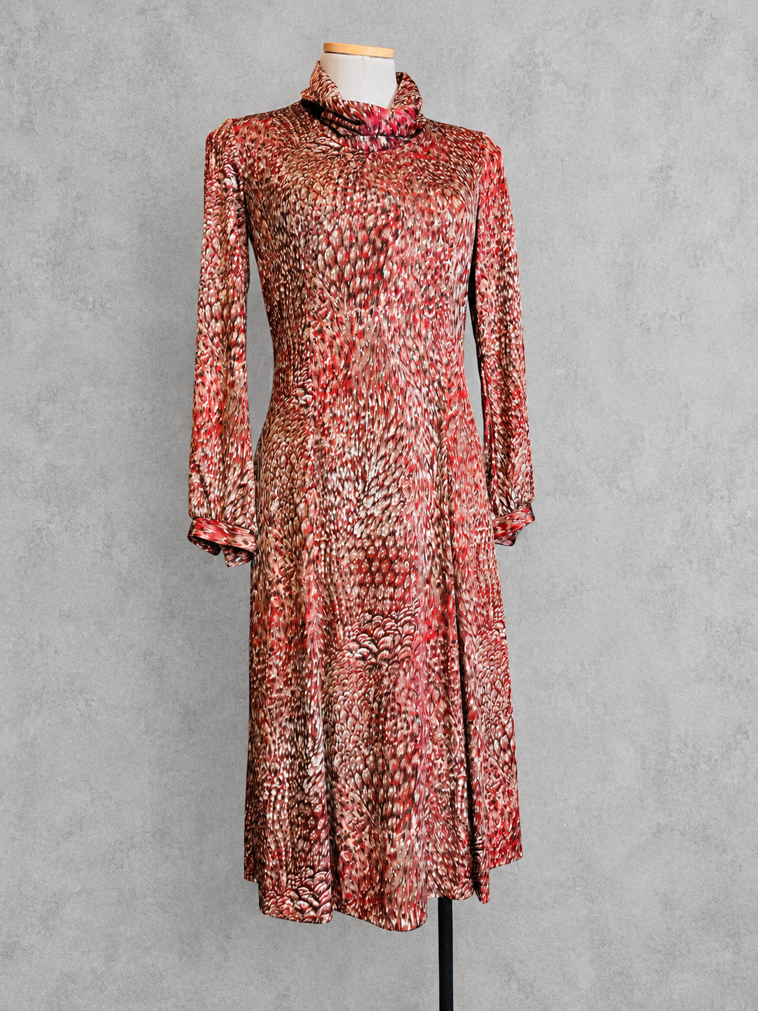 Robe vintage mi-longue rouge, brun et écru à motif abstrait – col roulé drapé, manches longues