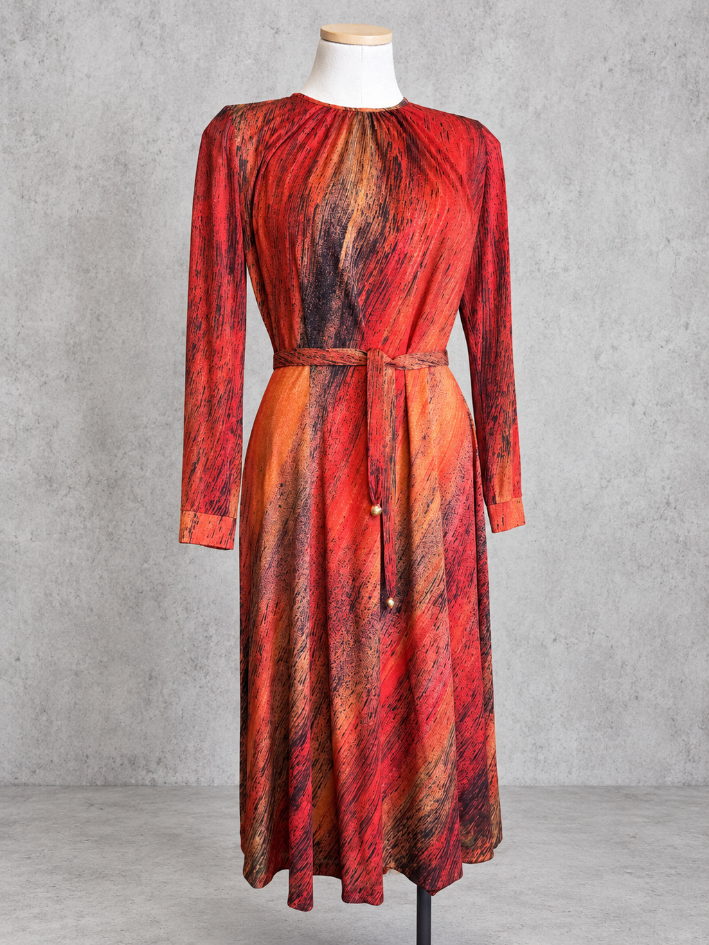 Robe vintage mi-longue terracotta, rouille et noir – col rond, taille ceinturée