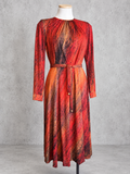 Robe vintage mi-longue terracotta, rouille et noir – col rond, taille ceinturée