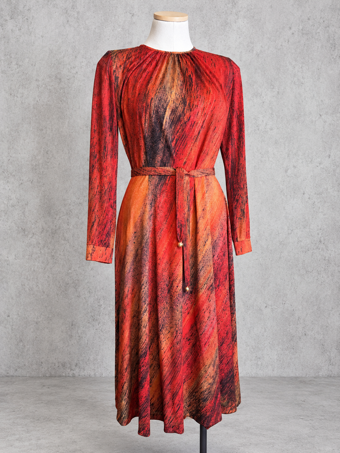 Robe vintage mi-longue terracotta, rouille et noir – col rond, taille ceinturée