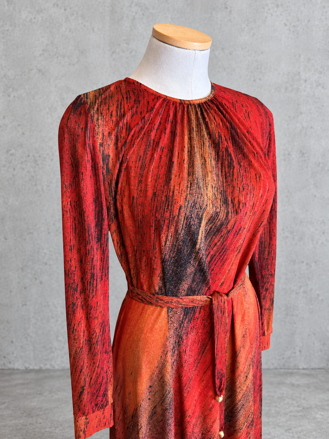 Robe vintage mi-longue terracotta, rouille et noir – col rond, taille ceinturée