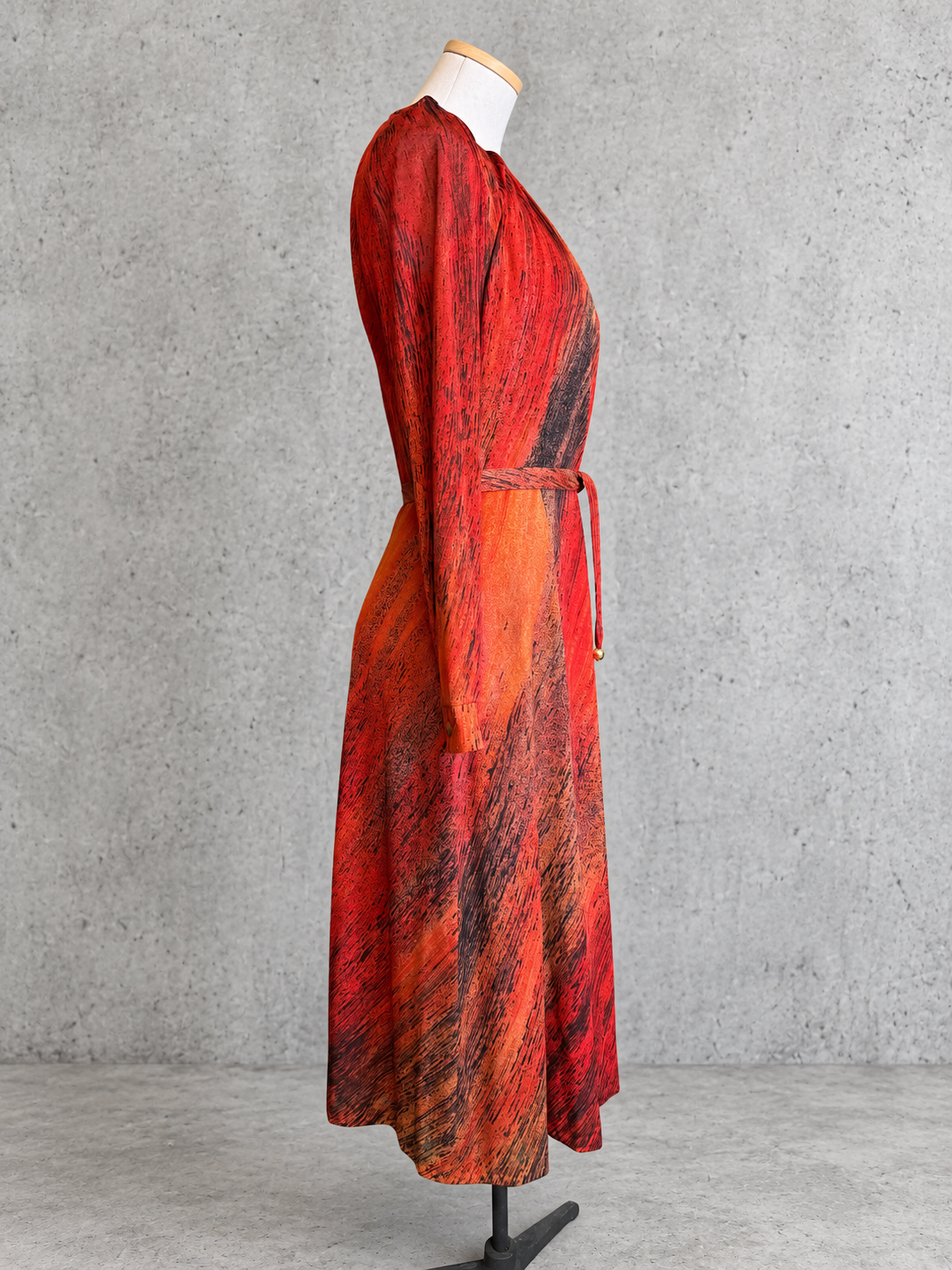Robe vintage mi-longue terracotta, rouille et noir – col rond, taille ceinturée