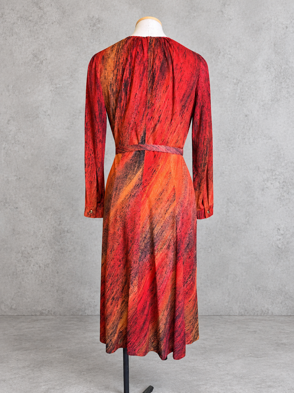Robe vintage mi-longue terracotta, rouille et noir – col rond, taille ceinturée
