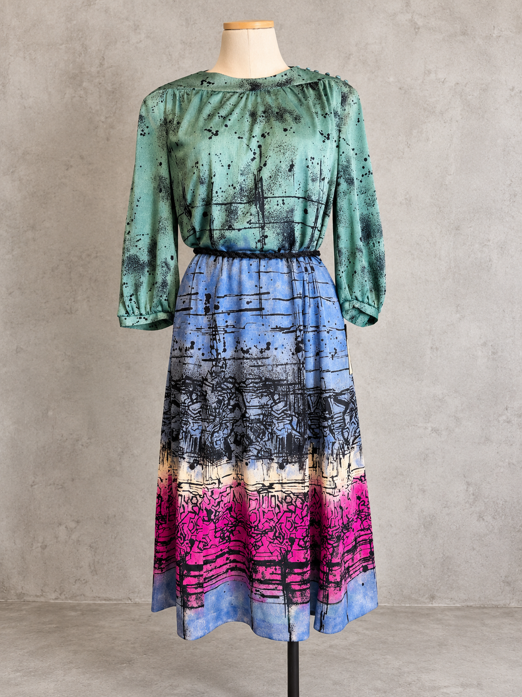Robe vintage mi-longue midi vert d’eau, bleu et fuchsia à motifs graphiques – col bateau