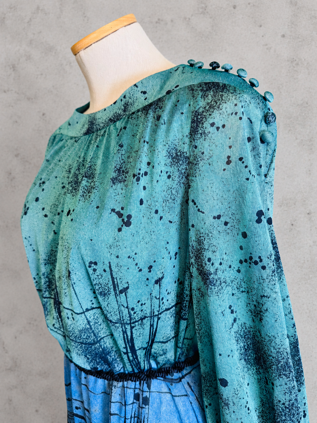 Robe vintage mi-longue midi vert d’eau, bleu et fuchsia à motifs graphiques – col bateau