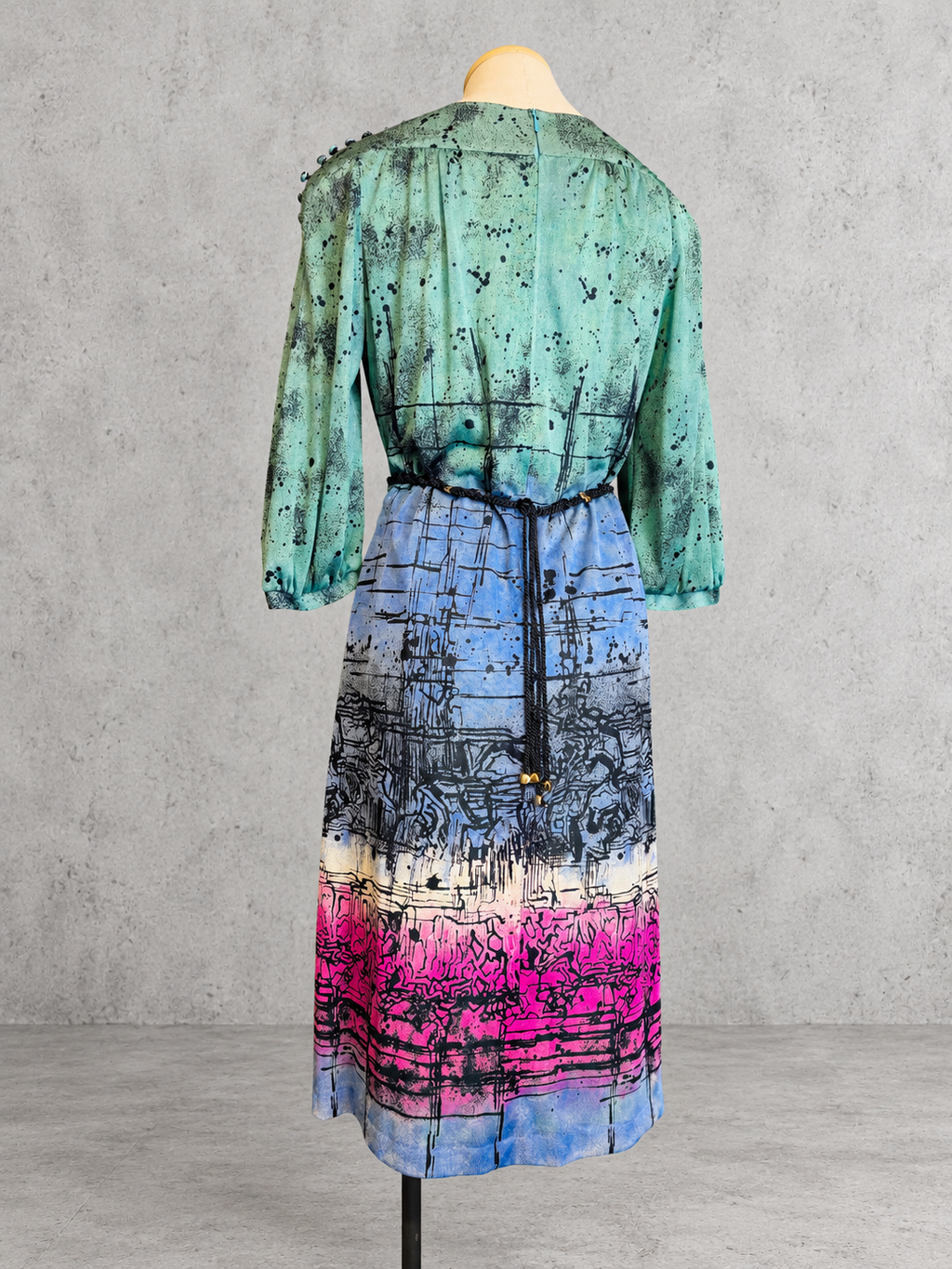 Robe vintage mi-longue midi vert d’eau, bleu et fuchsia à motifs graphiques – col bateau
