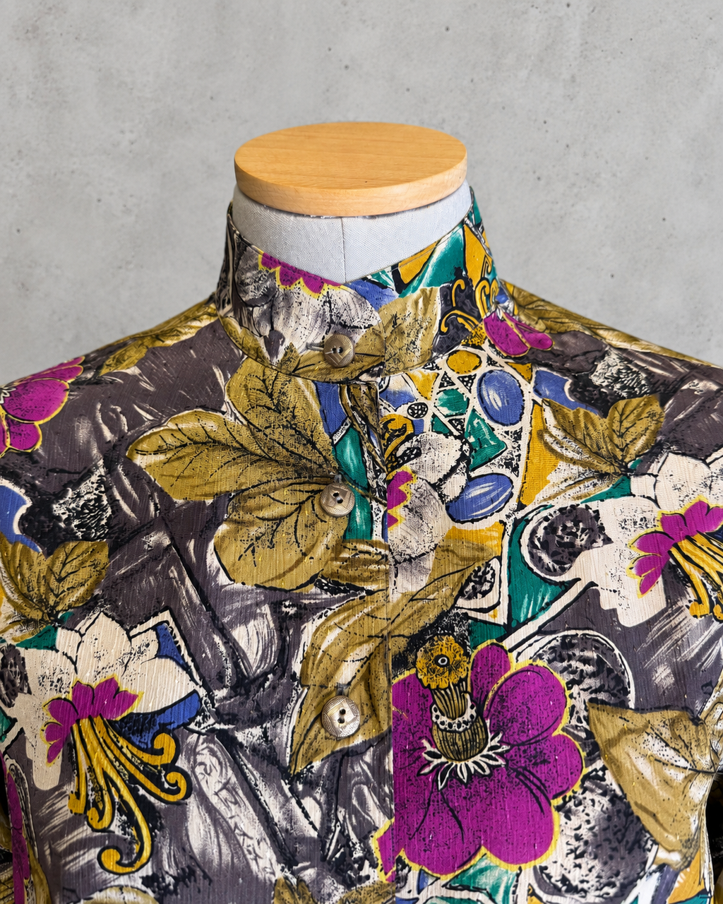 Chemise vintage col mao finition froncée élastiquée à la taille fleurs tropicales arty