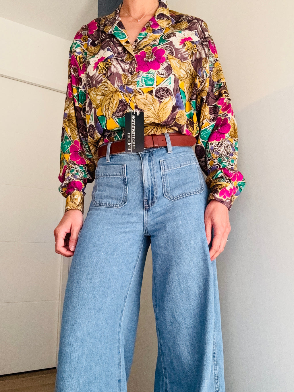 Chemise vintage col mao finition froncée élastiquée à la taille fleurs tropicales arty